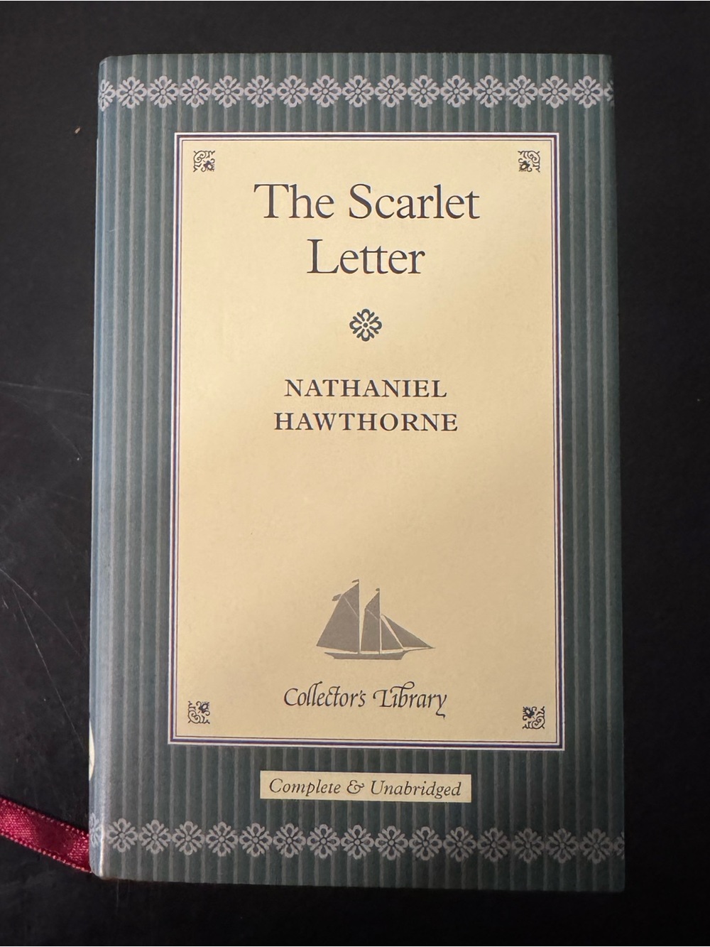 The Scarlet Letter by Nathaniel Hawthorne - Green & Cream Hardcover